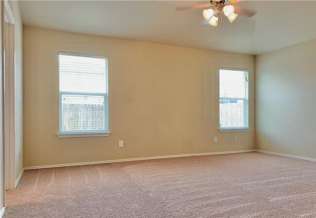 Building Photo - CUTE 4-bedroom 2-bathroom house HOUSING ACCEPTED!