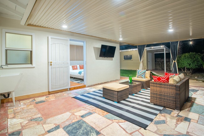 Building Photo - 6203 Thorn St