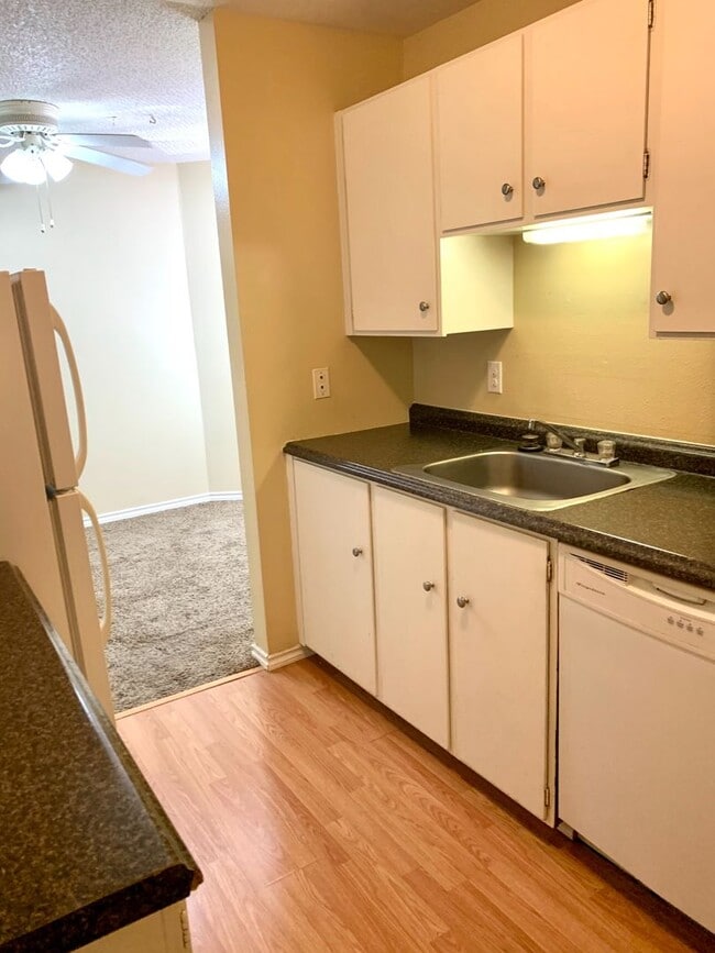 Building Photo - Capitol Hill Condo