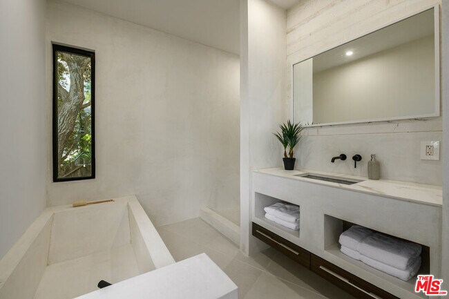 Building Photo - 8896 Lookout Mountain Ave