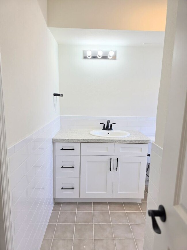 Building Photo - 2 bedroom, 2 bath condo in "The Islands"