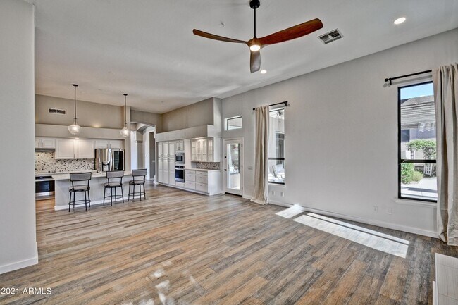 Building Photo - 13059 E Poinsettia Dr