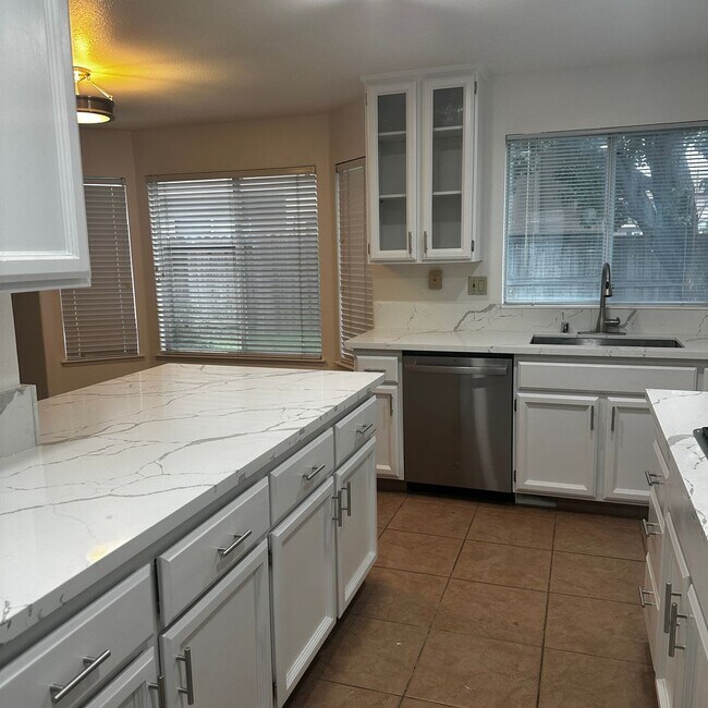 Building Photo - Elk Grove - HOUSE  FOR RENT!