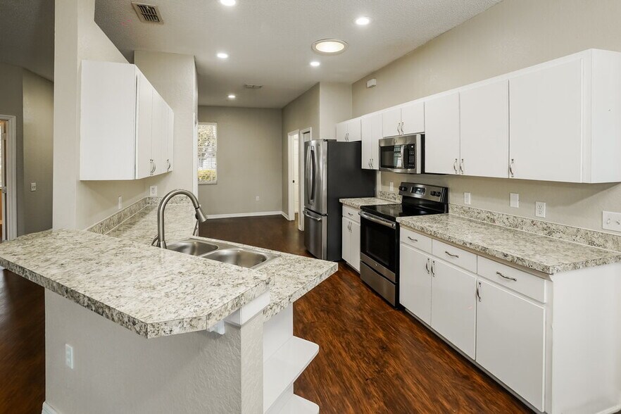 Building Photo - 6033 Live Oak Dr