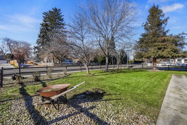 Building Photo - 3bd/2ba with Great Boise Location on Large Corner Lot