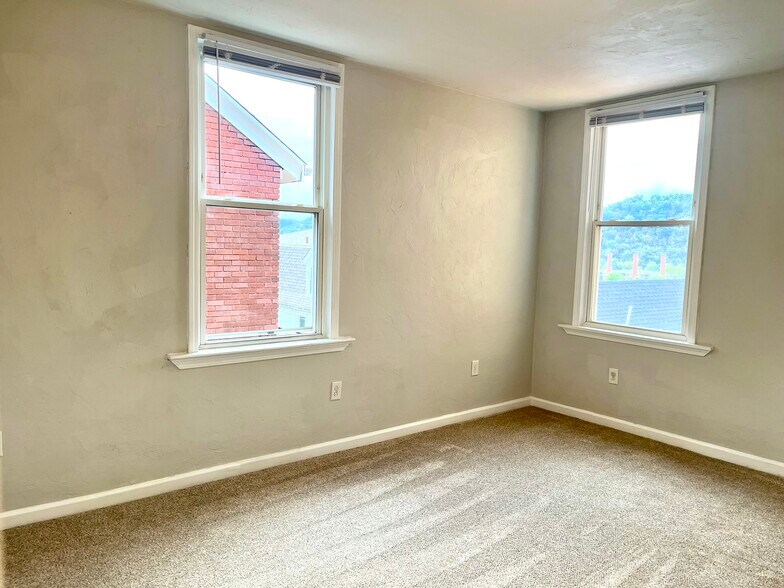 Living room - 241 W 9th Ave