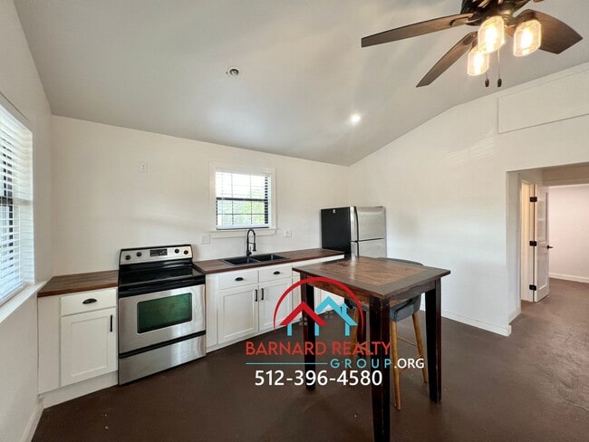 Building Photo - Country Living At It's Finest!