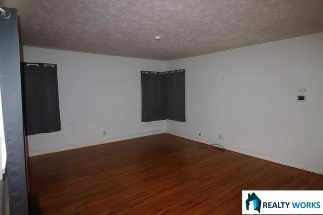 Building Photo - Enchanting Three Bed One and a Half Bath