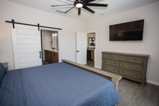 Building Photo - VR - 881 Pueblo Dr