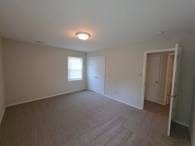 Building Photo - 1301 Rock Point Rd