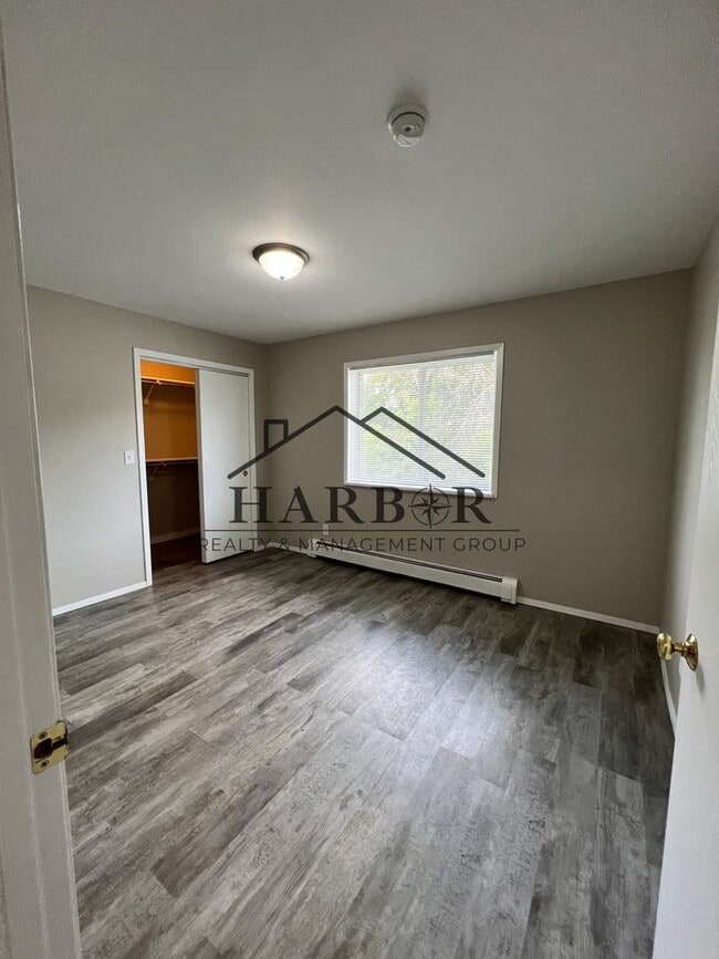 Building Photo - 2 Bedroom 1 Bath - Ask us about our specials!