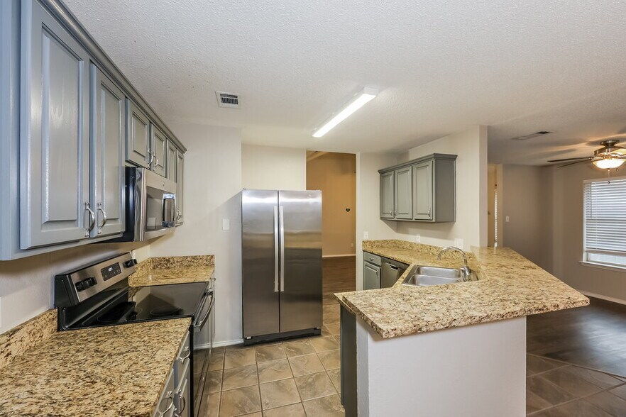 Building Photo - 704 Stonebrooke Dr