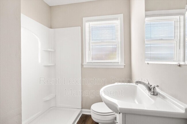 Building Photo - 1462 Meadowthorpe Ave