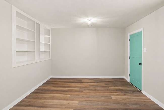 Building Photo - AVAILABLE BEGINNING OF JUNE ; APPLY ON OUR WEBSITE TODAY!!!