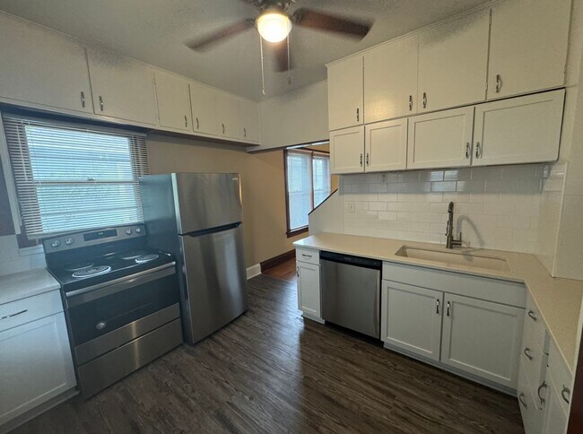 Building Photo - Large Augustana Rental Home