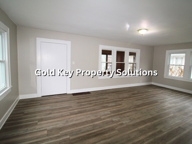 Building Photo - Updated 2 BR 1 BA House with Central Air and Garage (SECTION 8 APPROVED)