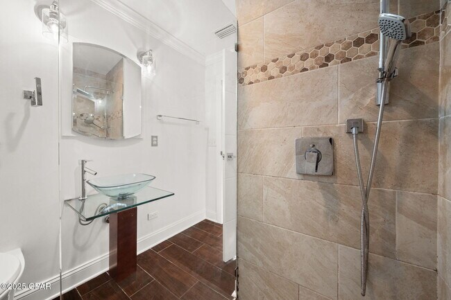 Building Photo - 1528 Oak Ave