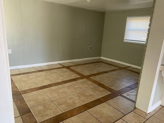 Building Photo - 3/2/1 Great Price Great Location. Available Now!