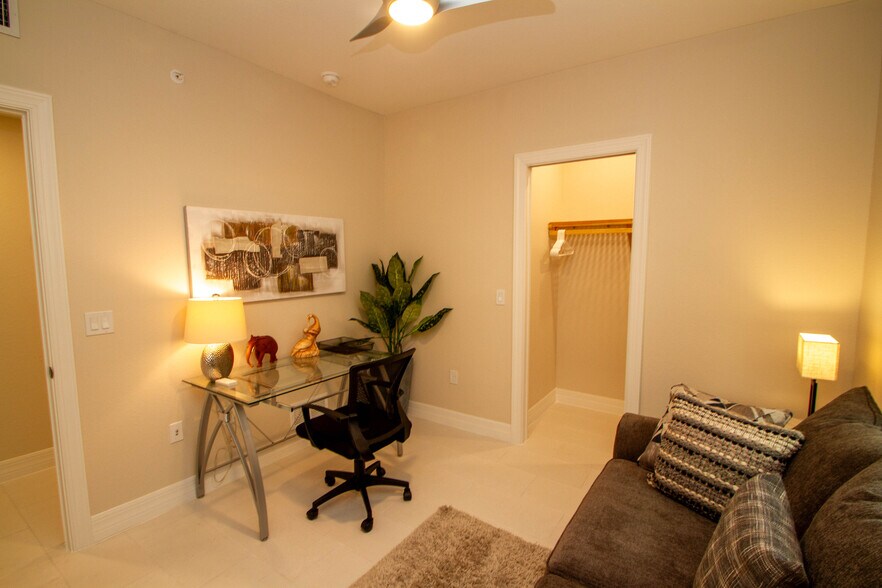 Office / Den / Bedroom 3 - 262 Indies Dr E