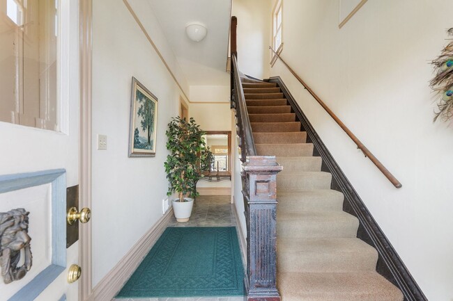 Building Photo - GATED OFF STREET PARKING - Top Floor Unit ...