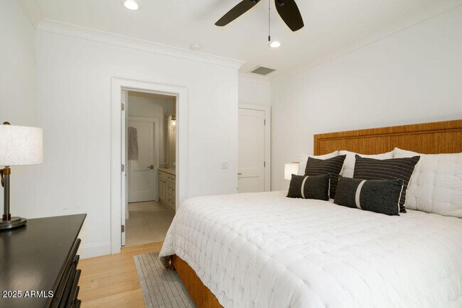 Building Photo - 5838 E Calle Del Paisano
