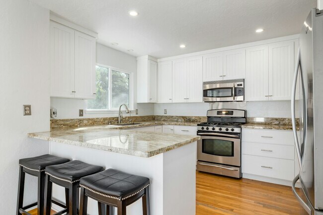 Building Photo - 3200 Mulberry Dr