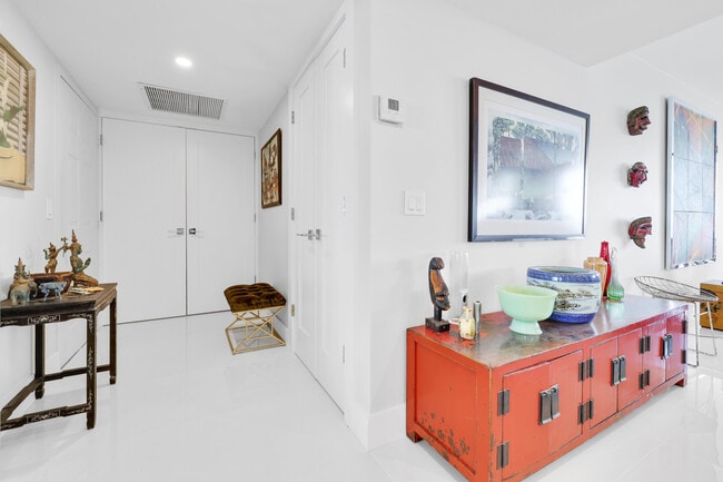 Building Photo - 5600 N Flagler Dr