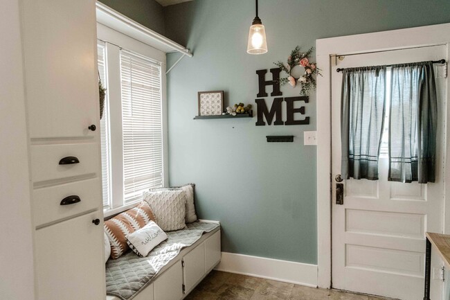 Building Photo - Charming 3 Bedroom Home with Hardwood Floo...