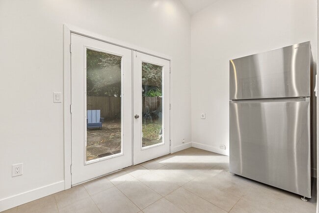 Building Photo - 3 bedroom 1.75 bath House