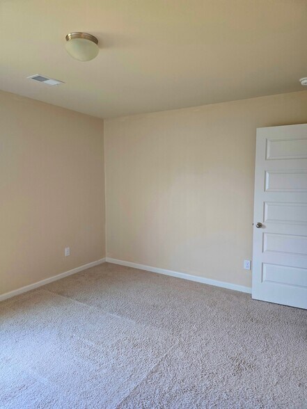 Building Photo - 245 Silver Willow Walk