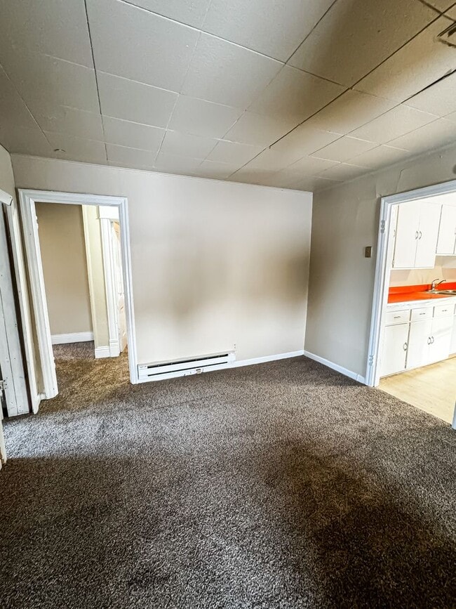 Building Photo - 5 Bed 2 Bath Single Family Home!