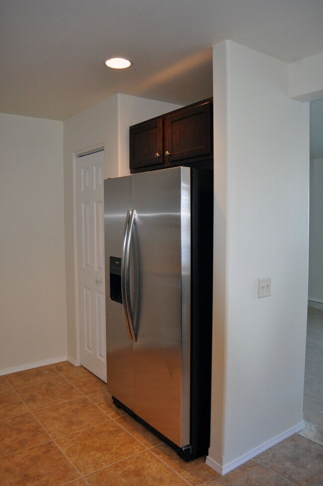 Building Photo - 3 Bedroom 2 Bathroom Condo * Flexible Leas...