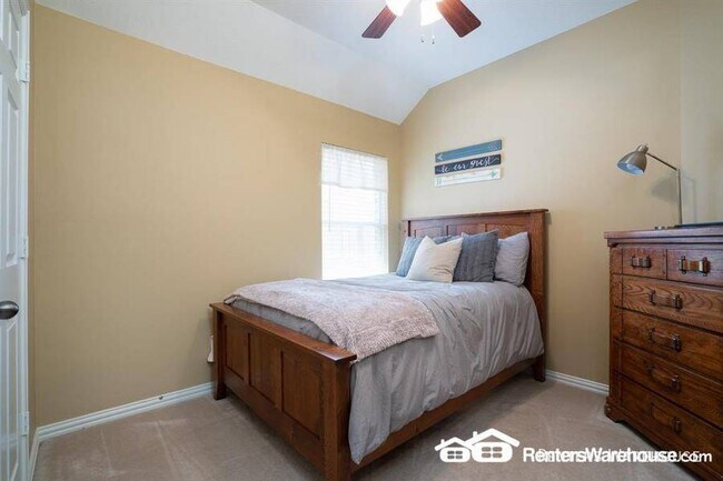 Building Photo - Stunning 3 bedroom, 2 bath in ideal location!