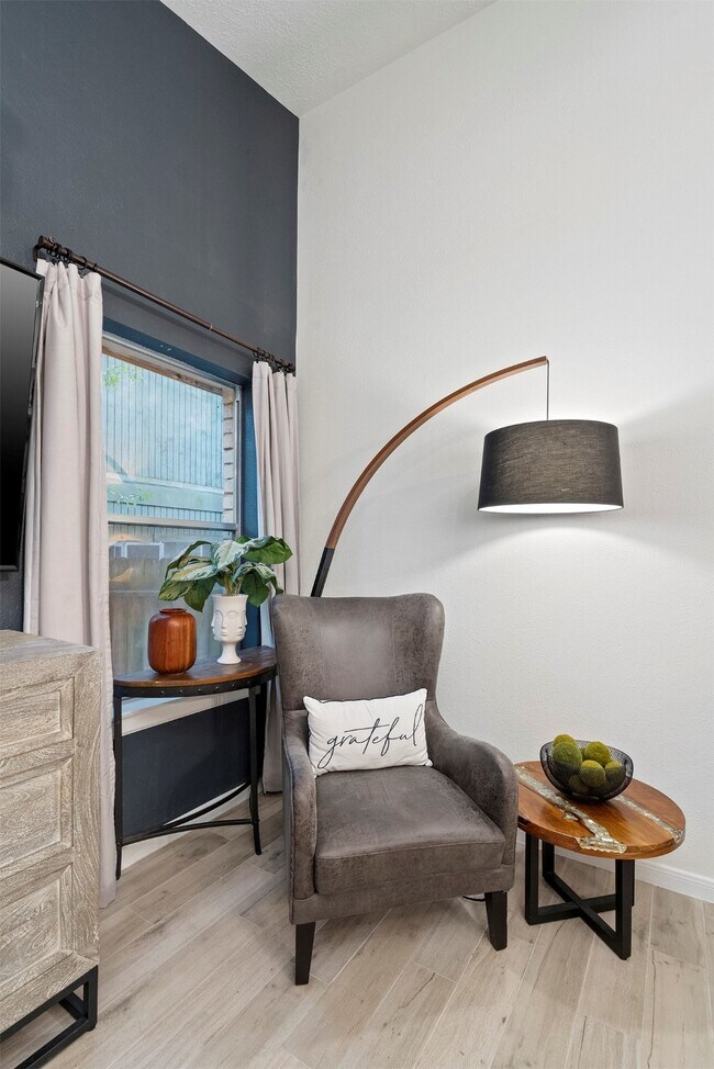 Building Photo - 20 Yewleaf Rd