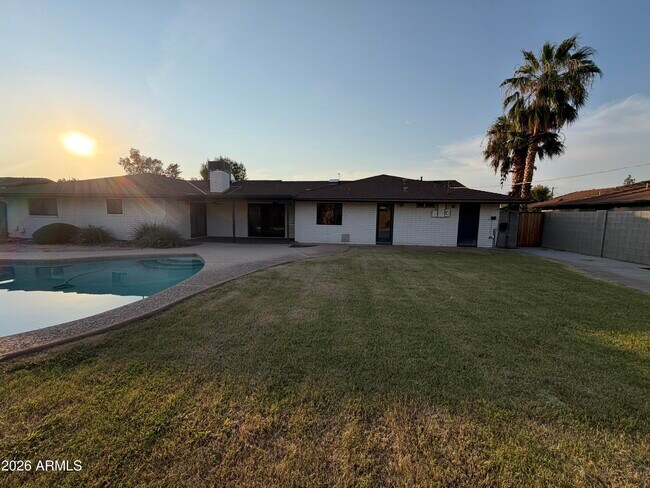 Building Photo - 3013 S Fairway Dr