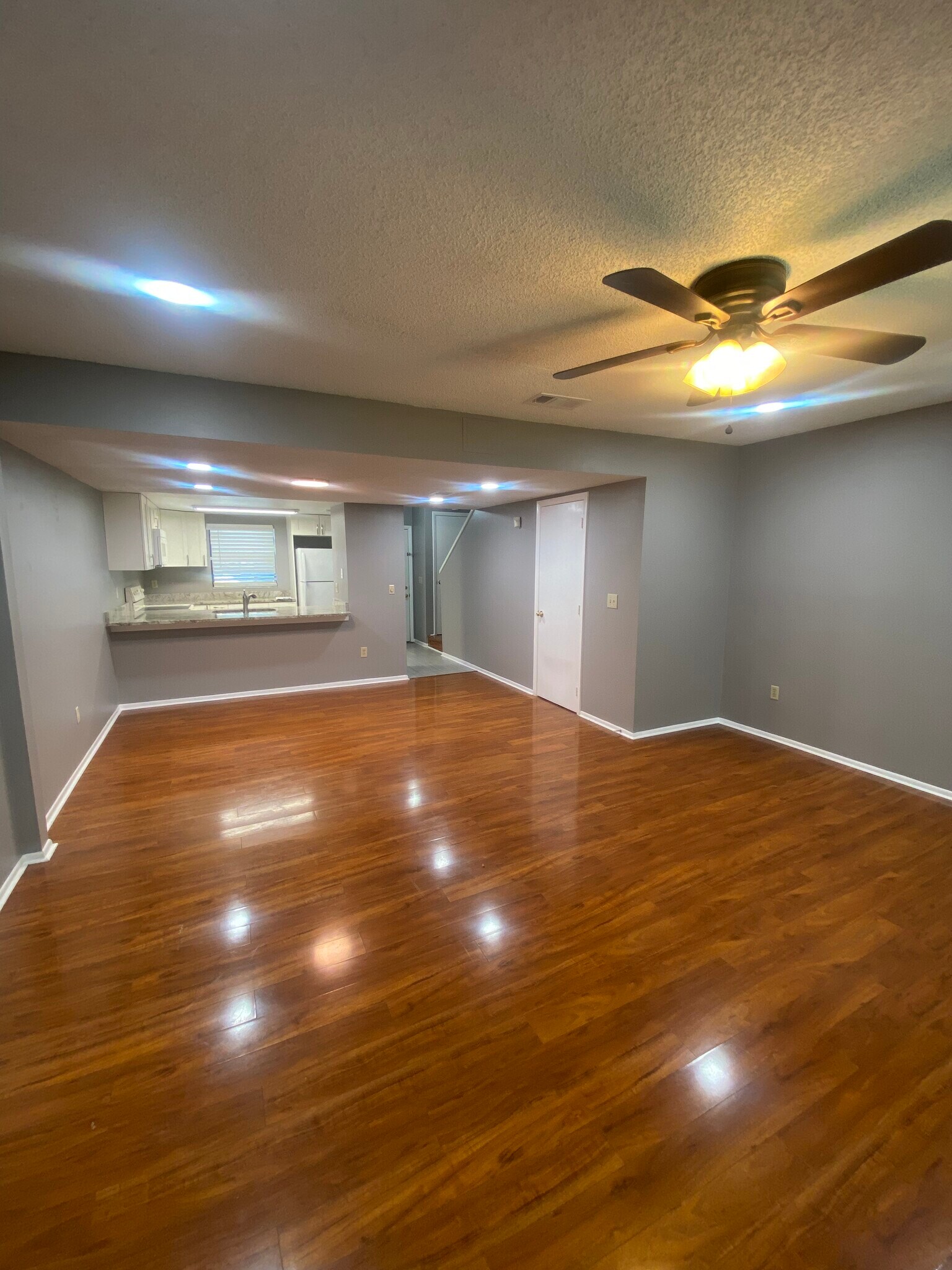 Building Photo - 10125 Lake Oak Cir