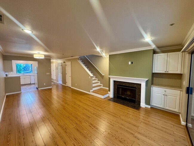 Building Photo - 2600 Oak Rd