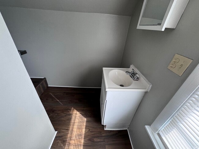 Building Photo - 2112 W 11th St