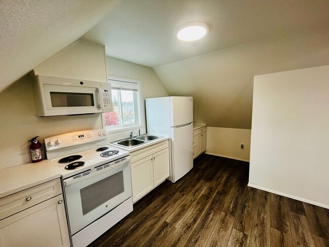 Building Photo - Newly Remodeled Apartment in the Center of Downtown Poulsbo!