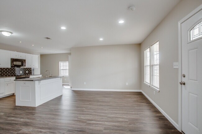 Building Photo - 4 Bed, 2 Bath in South Overton!
