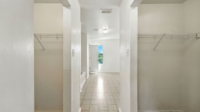 Building Photo - 209 Hinge Loop