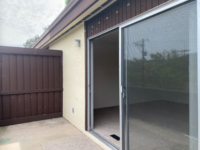 Building Photo - HUGE Charming 2BR/1BA Flat! Downtown! Laundry On-Site! Parking! -PROGRESSIVE