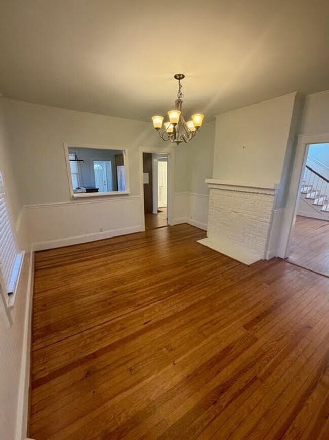 Building Photo - Charming 4BR/2BA House w/ Fenced back yard!