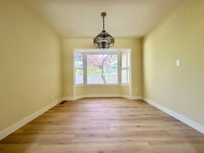 Building Photo - Spacious 4 Bed 2.5 Bath South Los Altos Home - Pool! Great Schools!