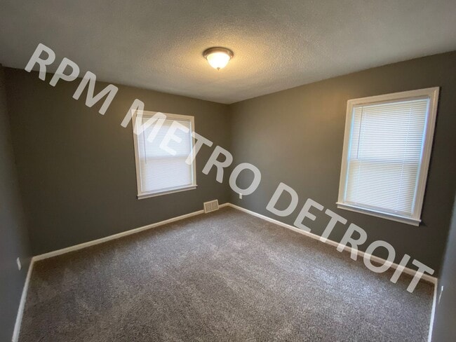 Building Photo - MOVE-IN READY BUNGALOW IN REDFORD