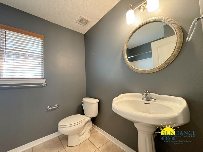 Building Photo - Cul-de-Sac Charm: Beautiful 4 Bedroom Home in Mary Esther Near Beaches and Bases!