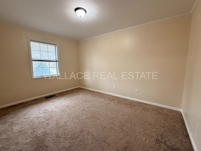 Building Photo - 4 BEDROOM, 3.5 BATHROOM HOME IN BEXHILL!