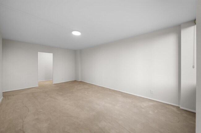 Building Photo - 300 Winston Dr