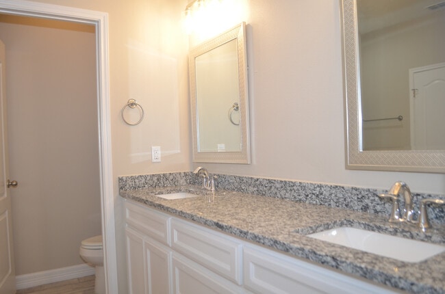 Building Photo - DCR642