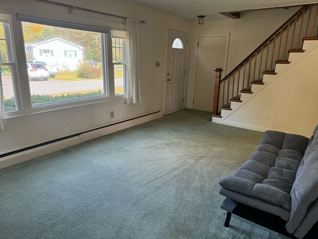 Building Photo - 5 Bedroom 2 Bathroom Home in Idyllic Neighborhood